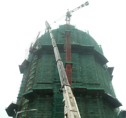 福安吊车在工地上作业